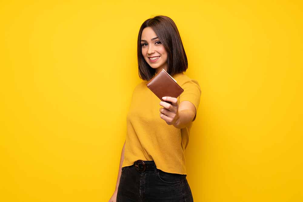 Jeune femme tenant un portefeuille