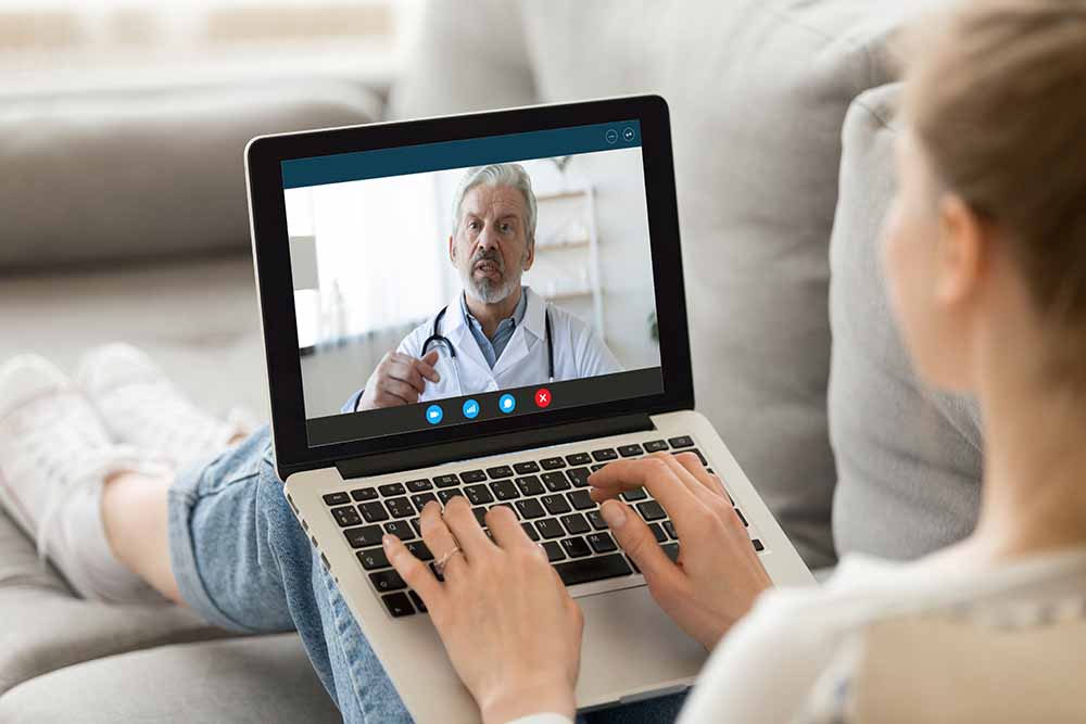 Une femme en vidéoconférence avec un médecin