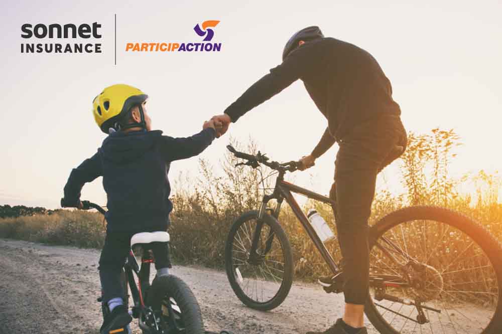 Un père et son fils font de la bicyclette