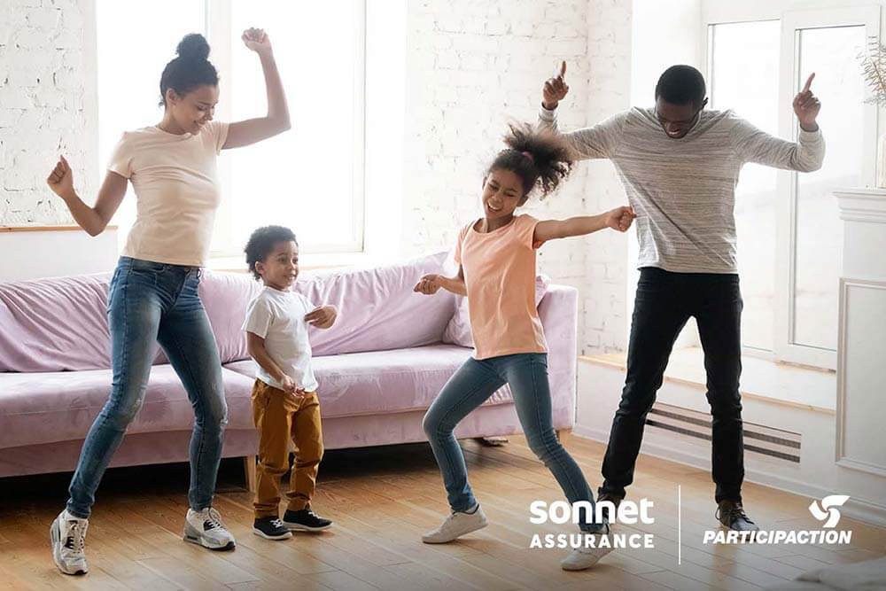 Famille s’amusant