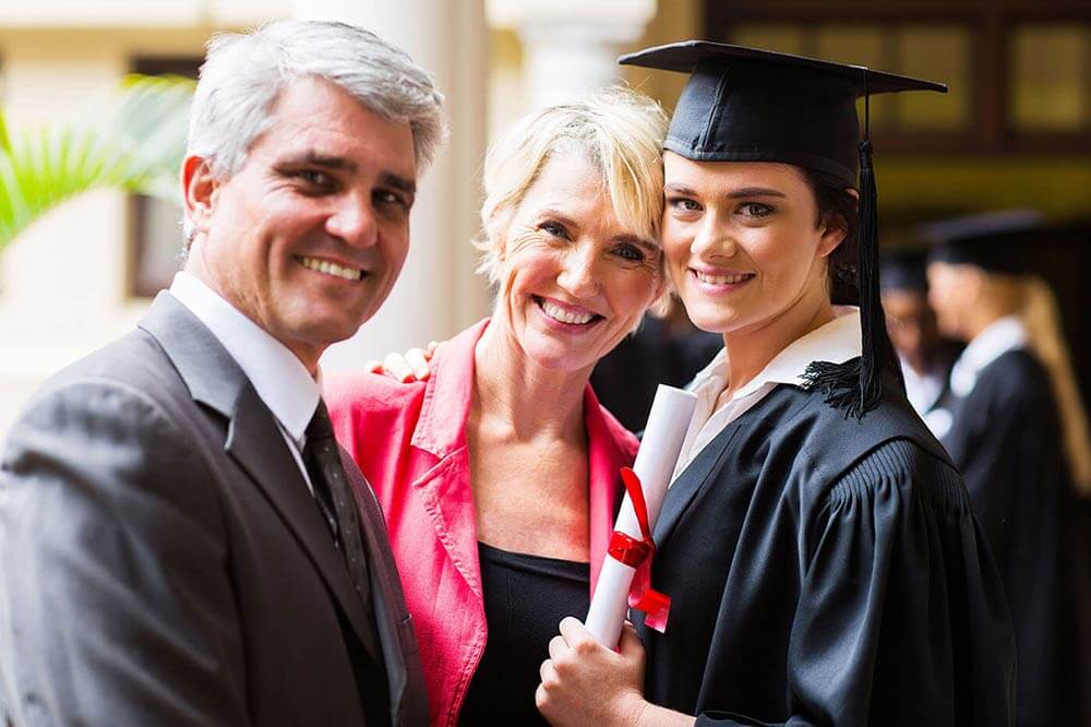 Parents fiers à la remise de diplôme de leur fille