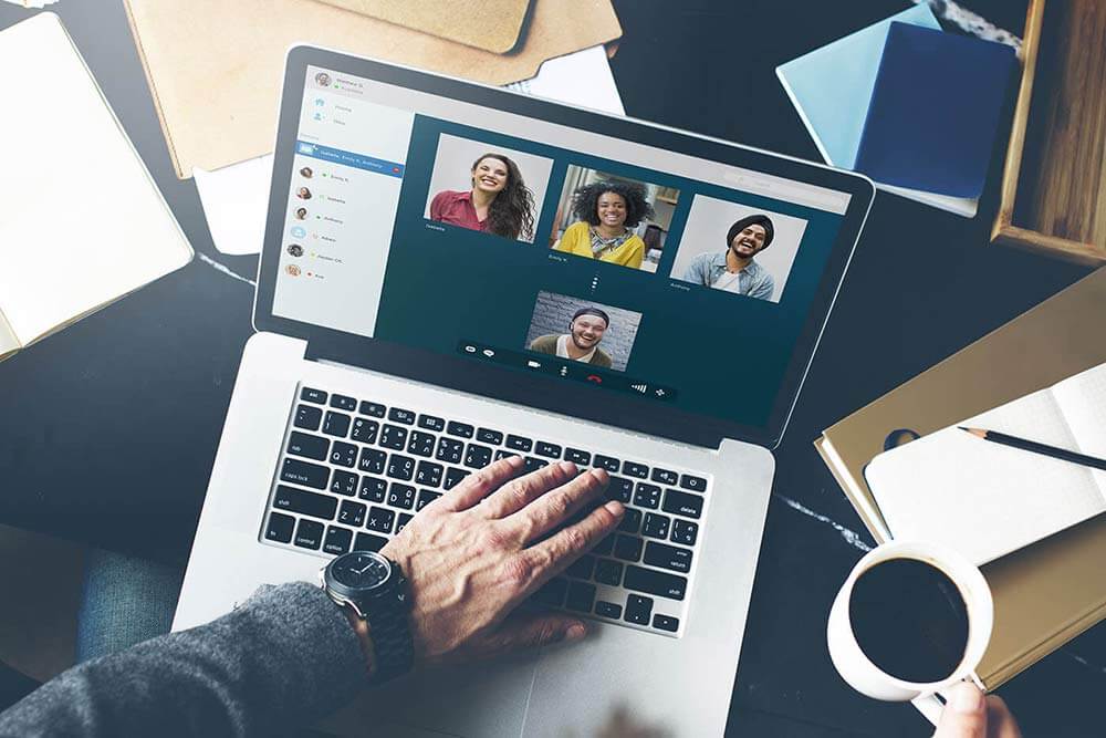 Écran d’ordinateur avec conversation vidéo