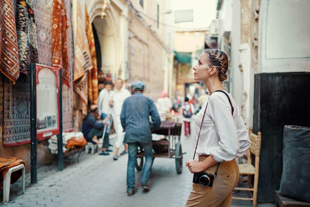 Touriste avec une caméra dispendieuse