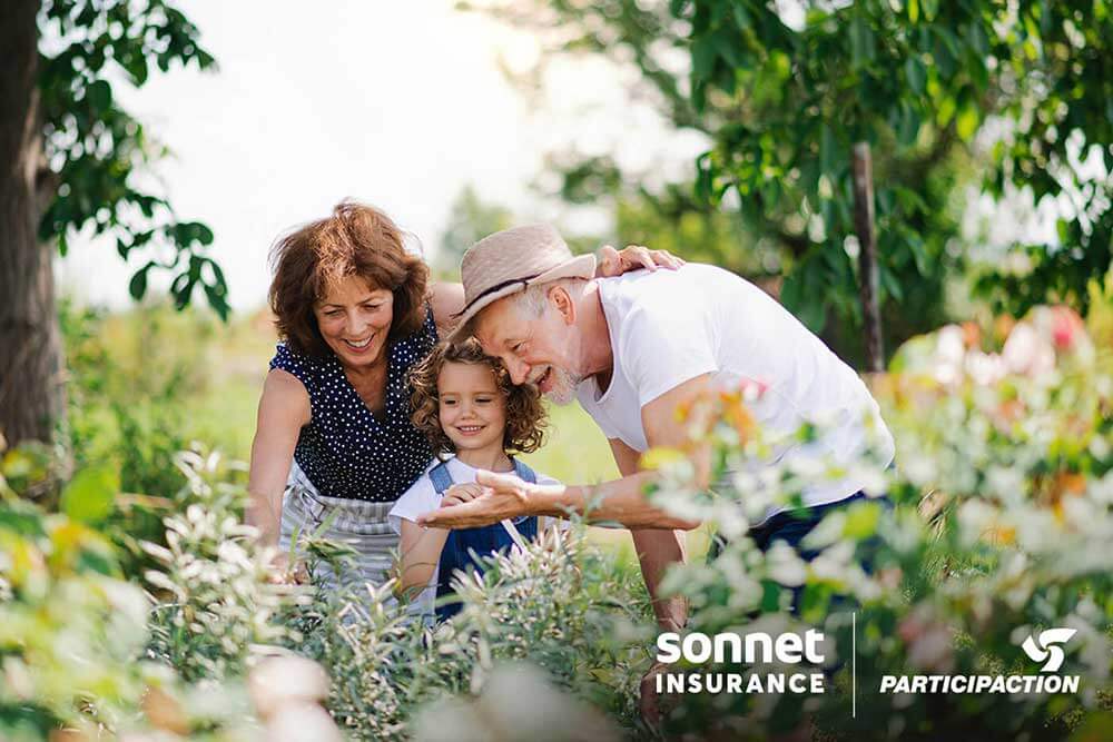 Famille dans un jardin
