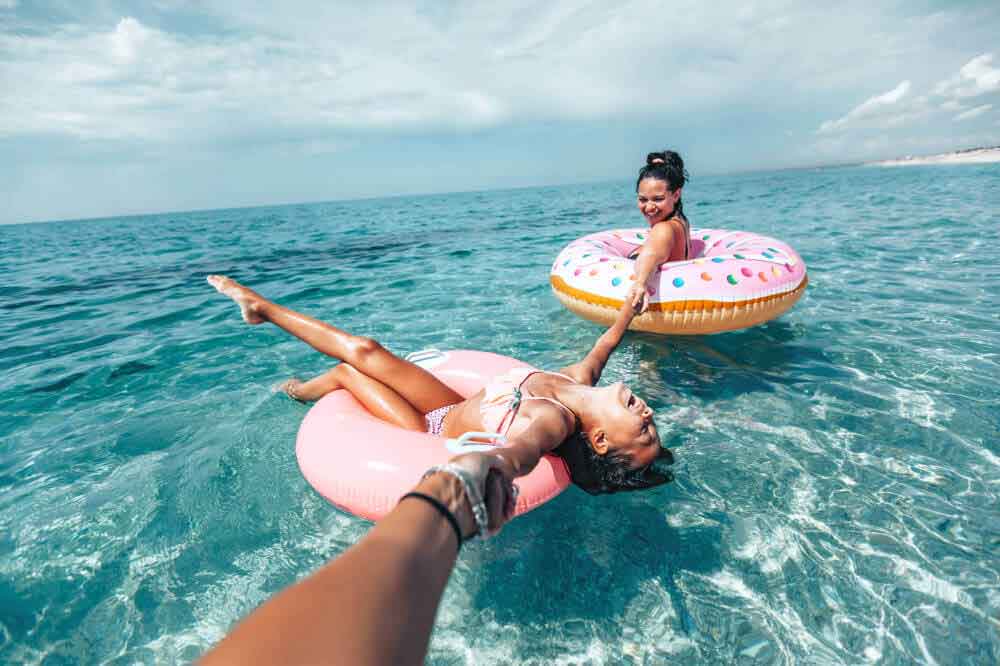 Une famille sur un flotteur, relaxant à la plage