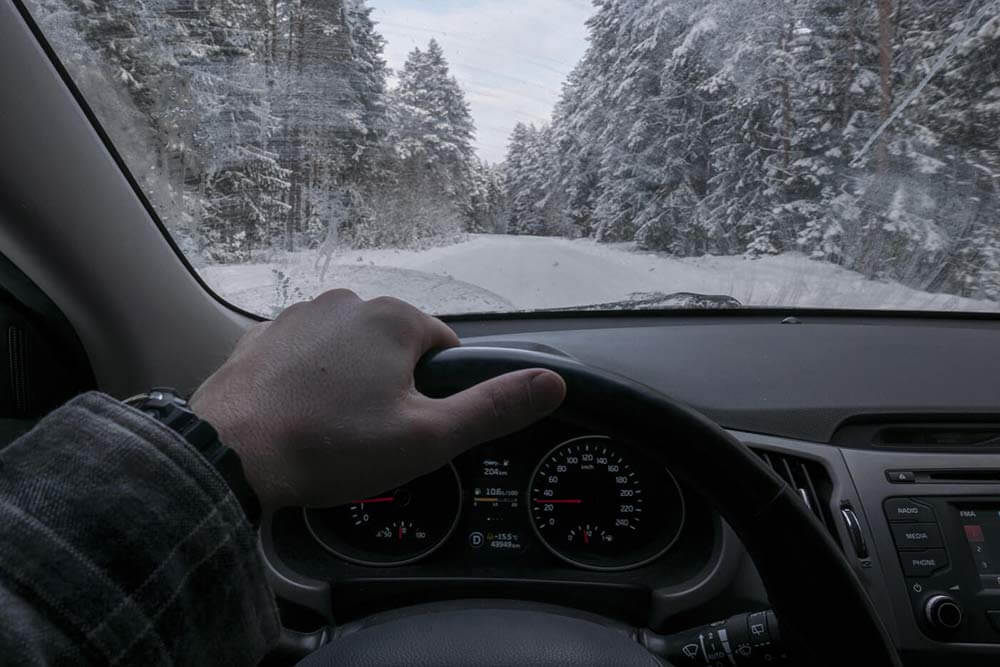 Conducteur sur une route enneigée