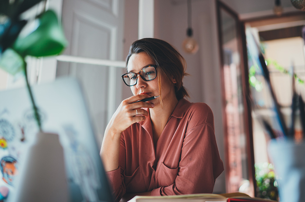Une femme qui regarde un ordinateur portable