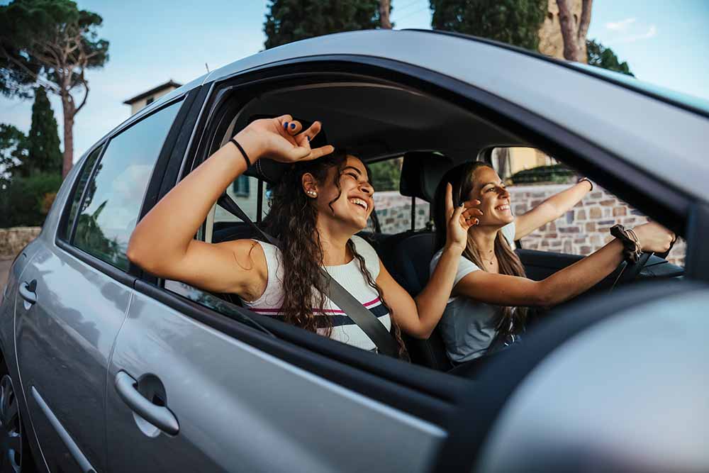 Deux jeunes femmes en escapade routière