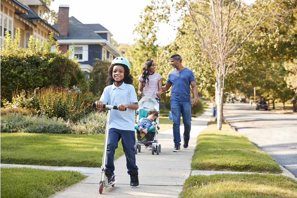 Famille de quatre qui marche dans le quartier
