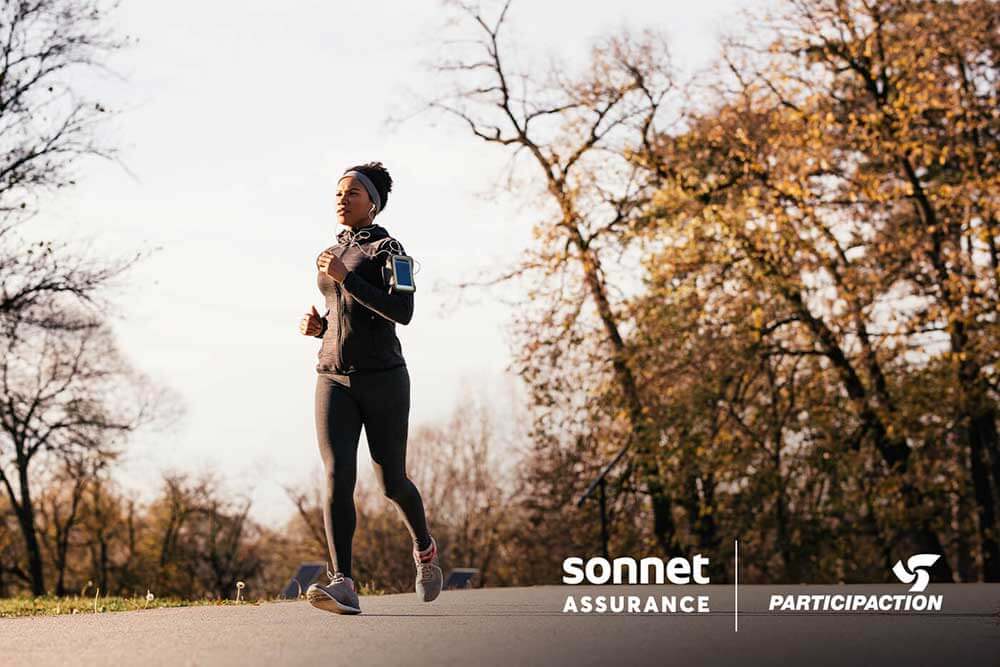 Femme faisant son jogging dans un parc