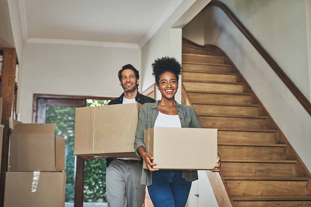 Jeune couple emménageant dans sont appartement