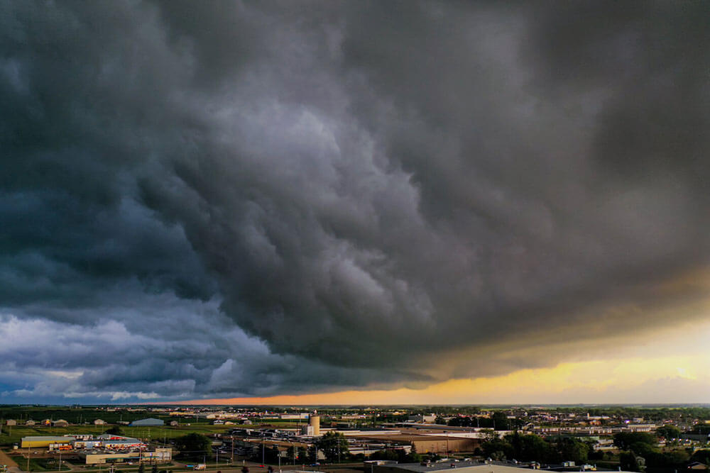 Nuages foncés apparaissent dans les prairies
