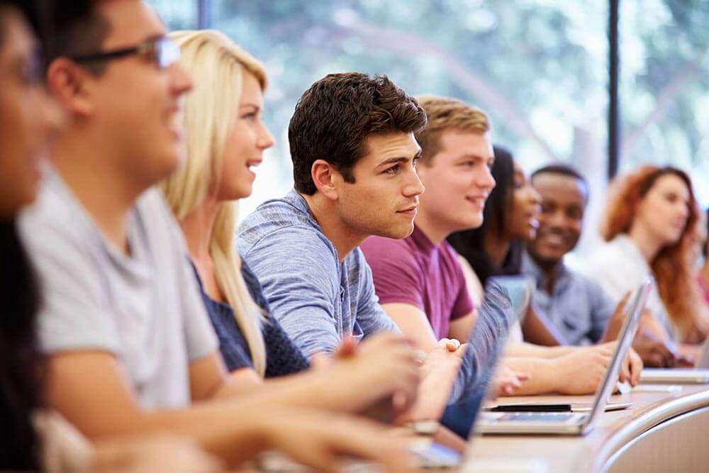 Étudiants universitaires intéressés