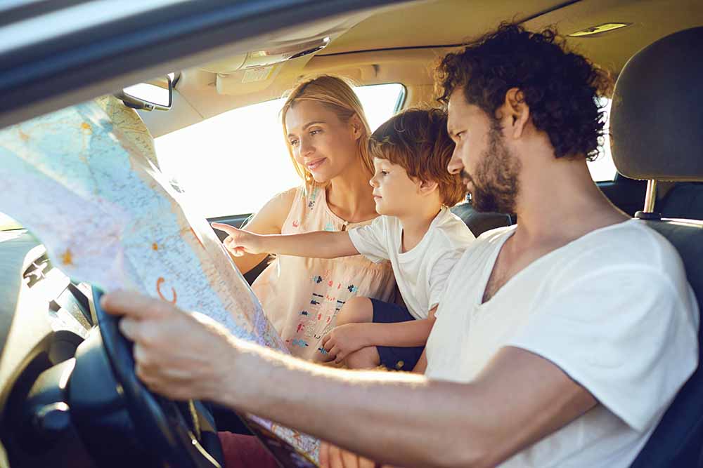Jeune famille dans une voiture en escapade routière