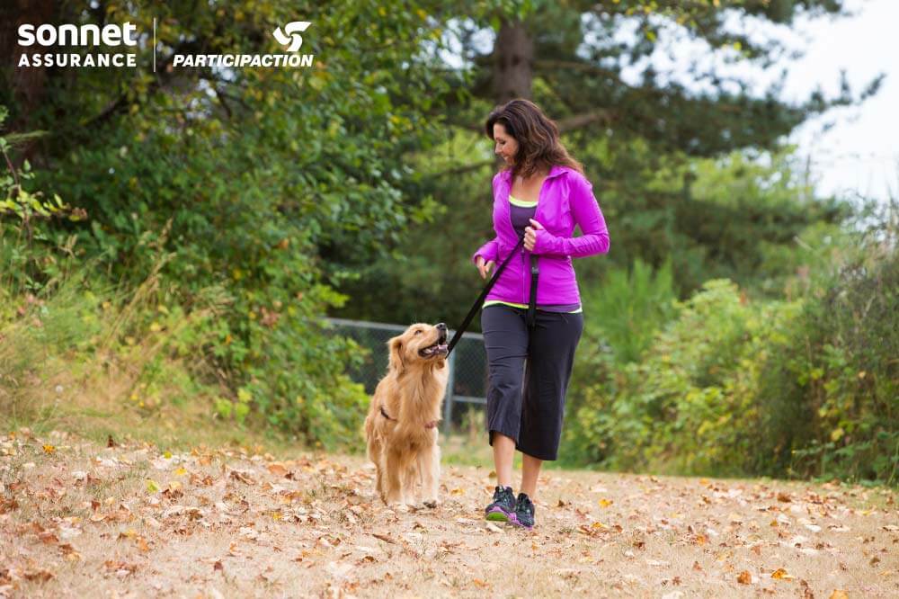 Femme promenant un chien