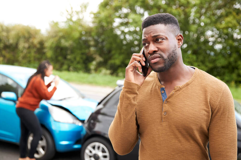 Un homme impliqué dans un accident de voiture appelle sa compagnie d'assurance pour signaler l'incident et présenter une réclamation