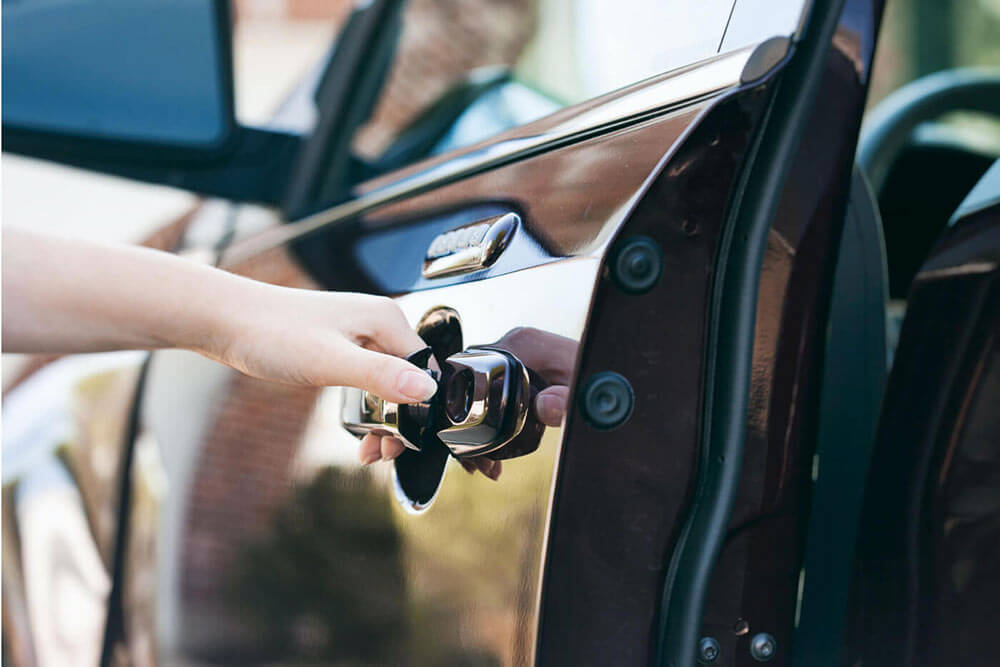 Installer une alarme de voiture – prévenir le vol de la voiture et des  pièces!