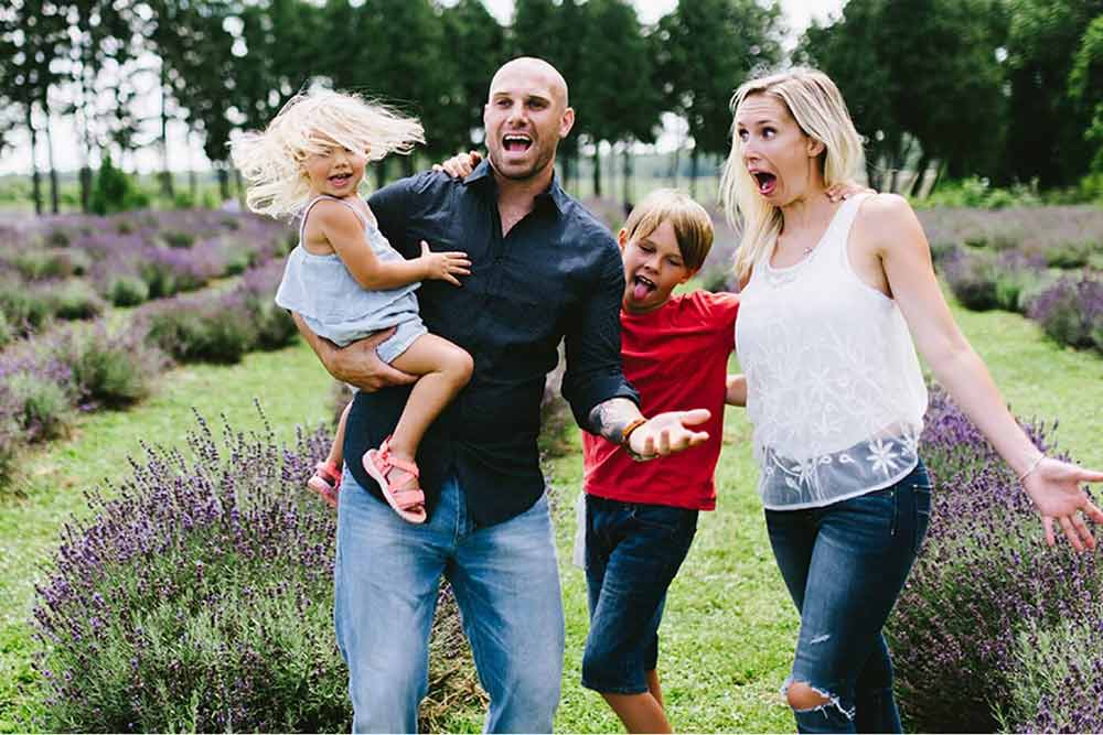 Famille de quatre dans un champ