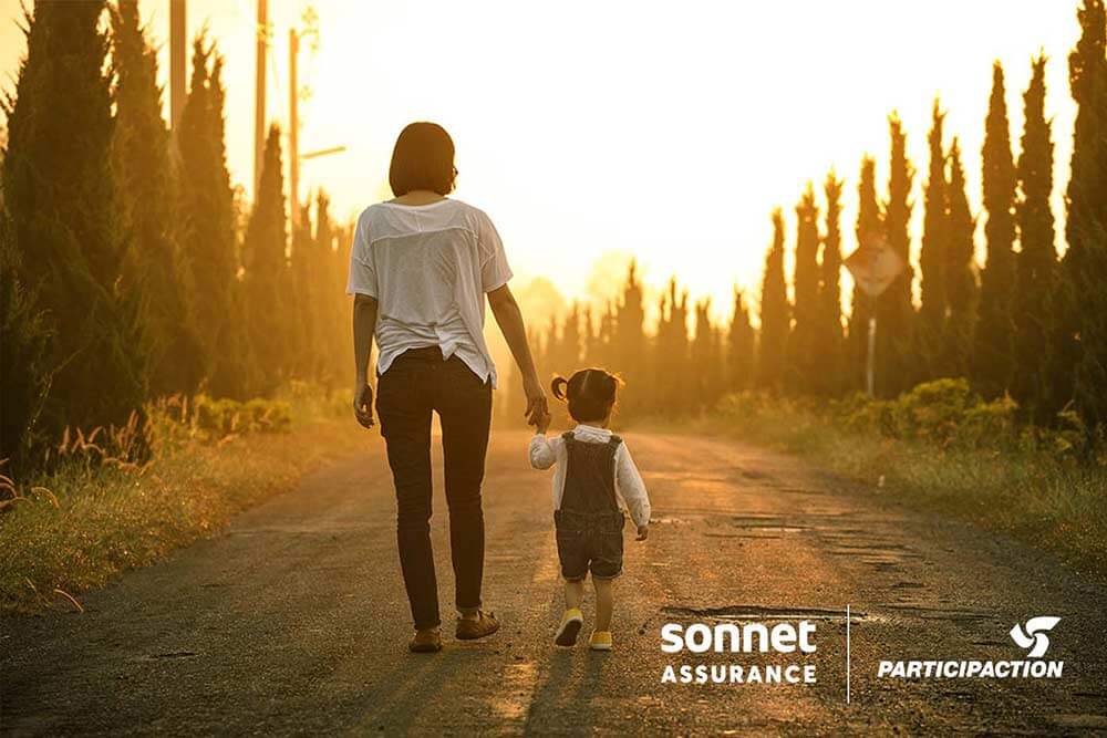 Une mère et ses enfants marchant