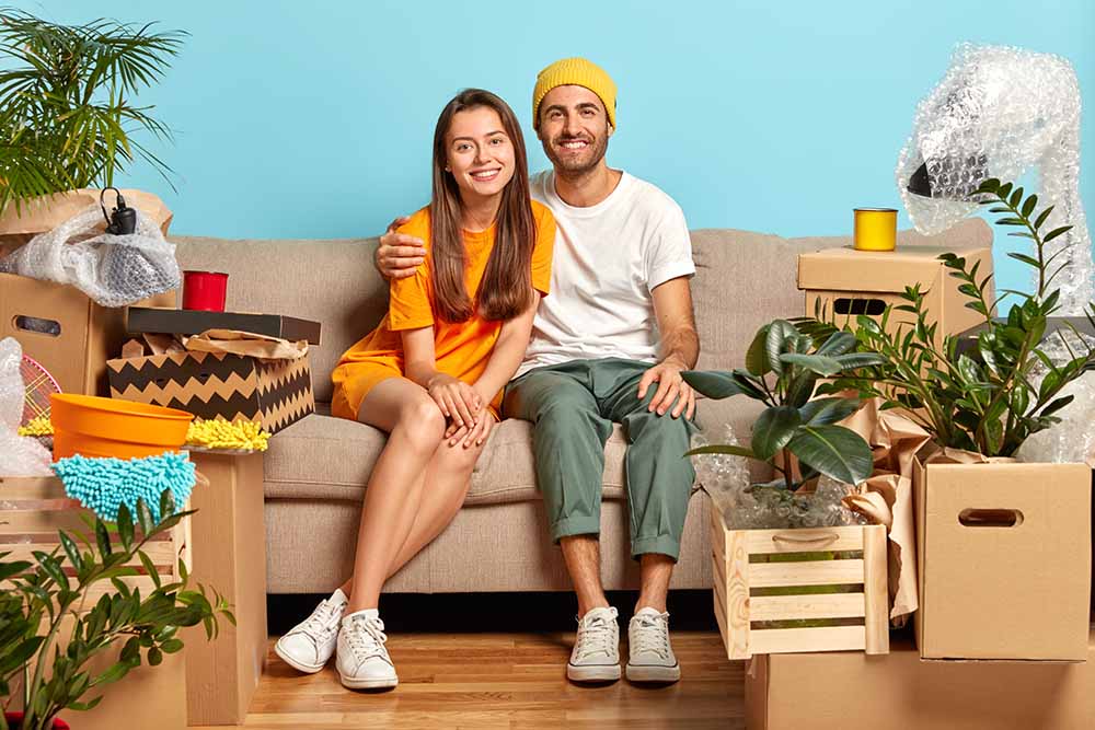 Couple qui emménage dans son appartement