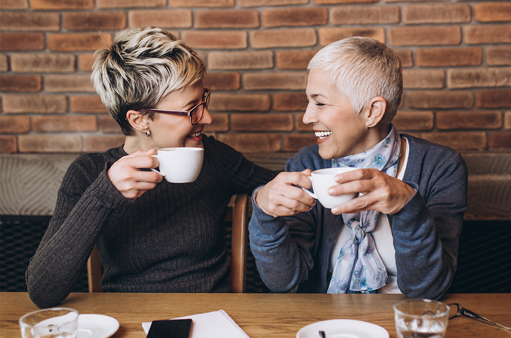 Deux femmes prenant un café