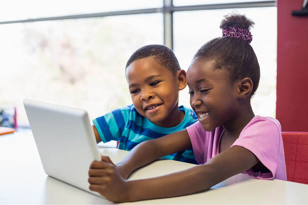 Enfants effectuant de l’apprentissage en ligne