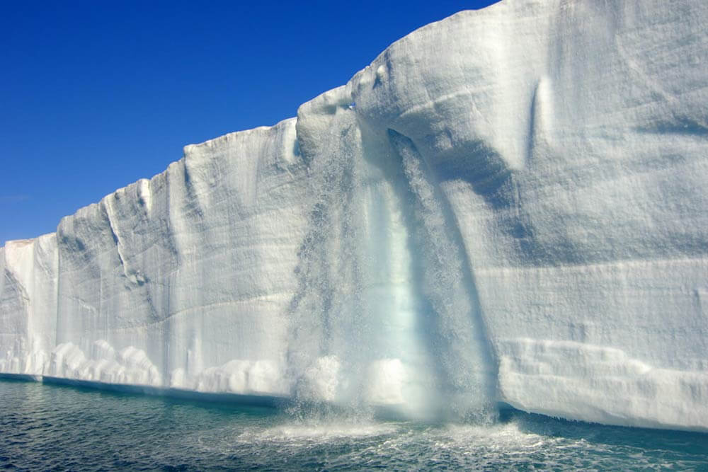 Glacier qui fond en raison des changements climatiques