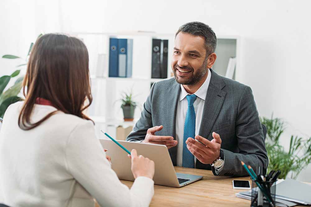Conseiller financier qui parle à une jeune femme