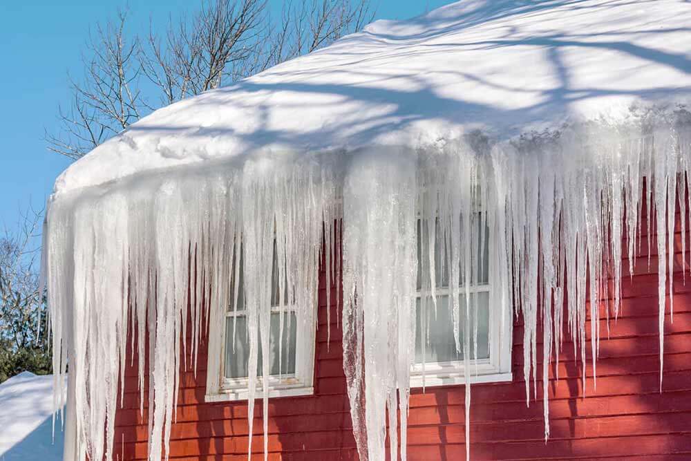 Glaçons sur une maison