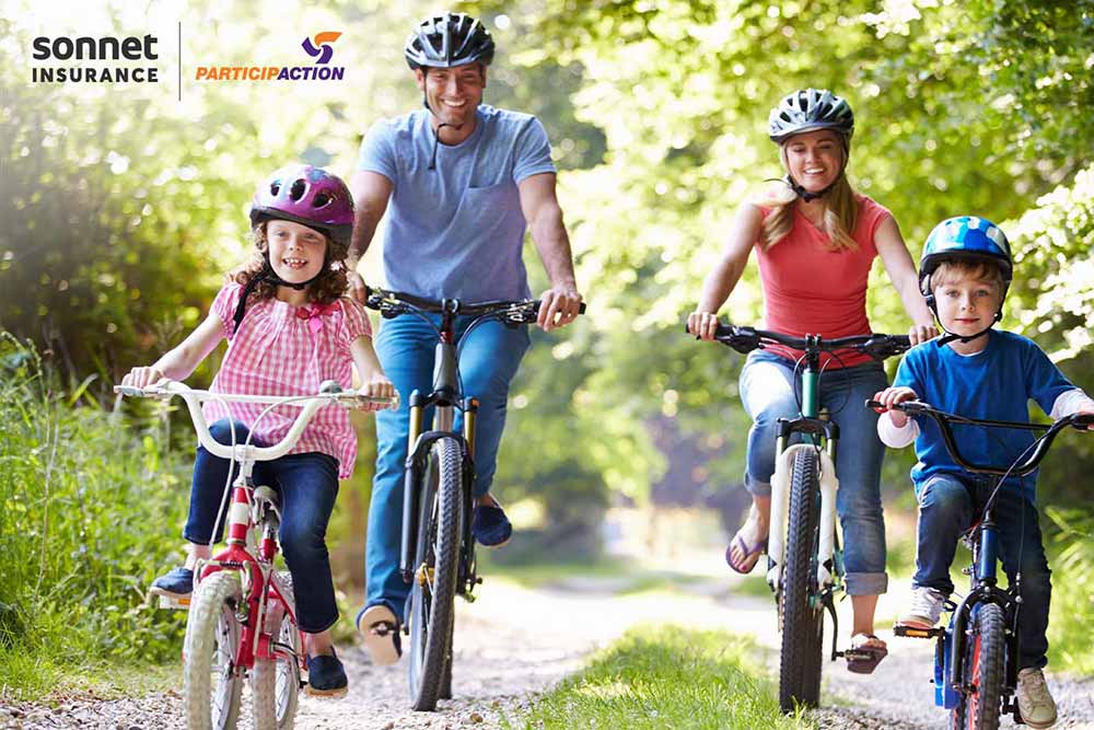 Famille faisant du vélo ensemble