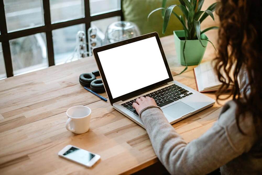 Femme qui travaille sur un portable