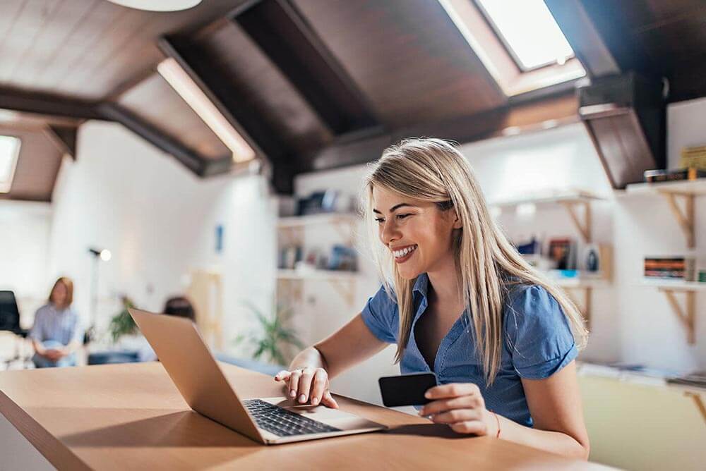 Femme avec une carte de crédit