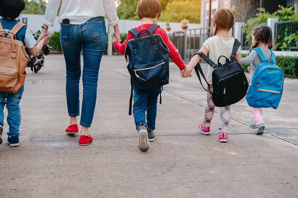 Une mère reconduit son enfant à l’école