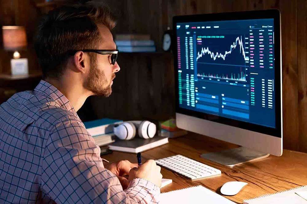 Homme examinant ses placements en ligne