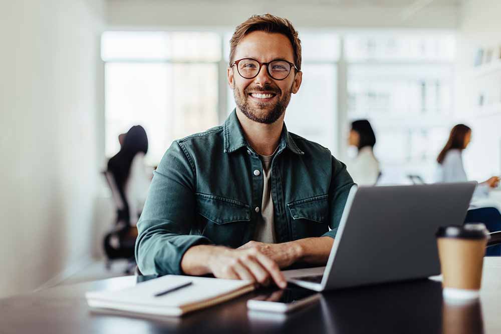 Un homme assis à un bureau