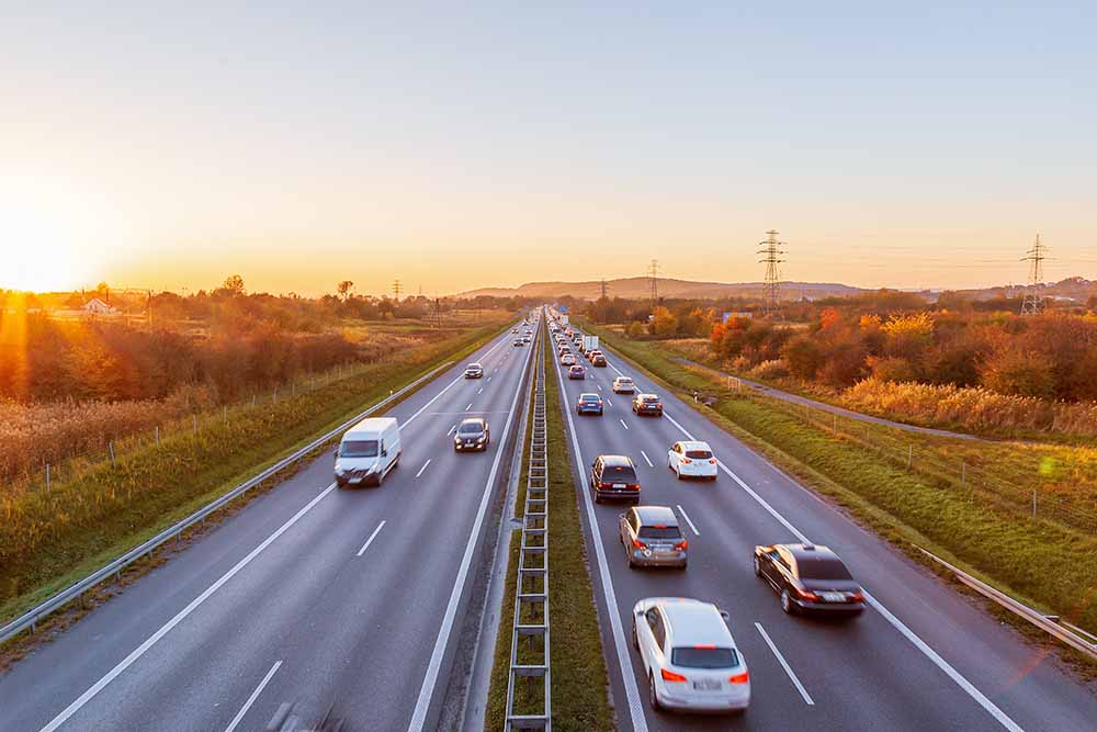 Véhicules sur une autoroute