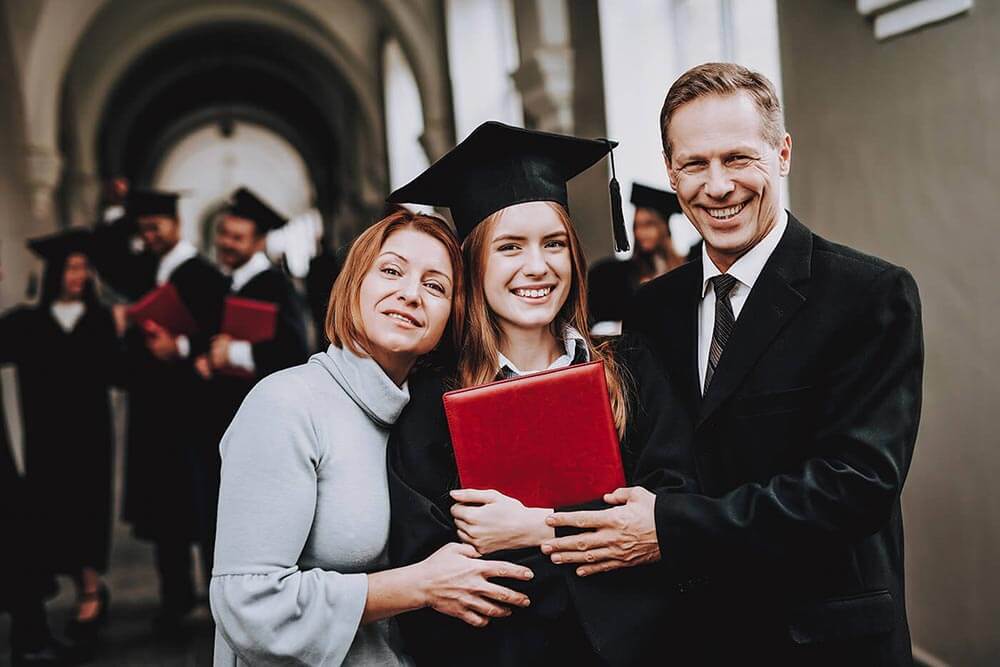 Parents et leur fille diplômée universitaire
