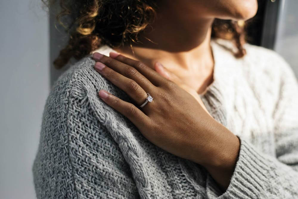 Femme qui porte une bague de fiançailles