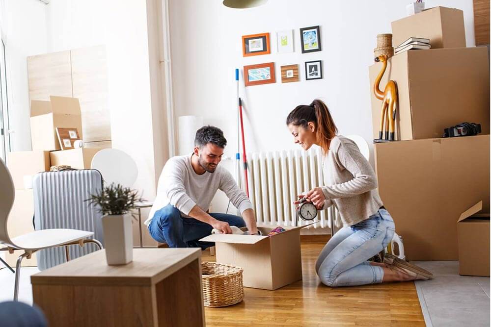Jeune couple qui défait des boîtes