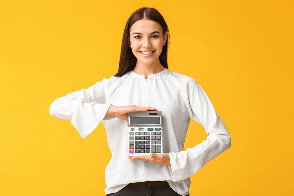 Jeune femme avec une calculatrice