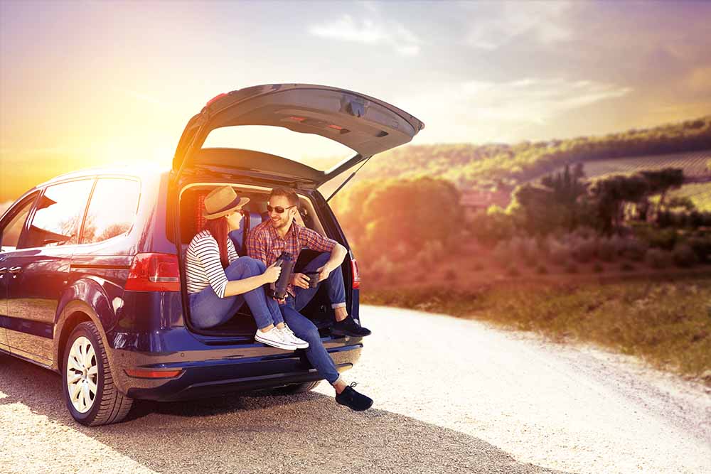 Homme et une femme en voiture