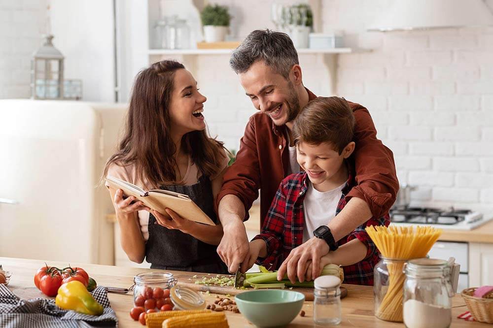 Une famille qui cuisine ensemble