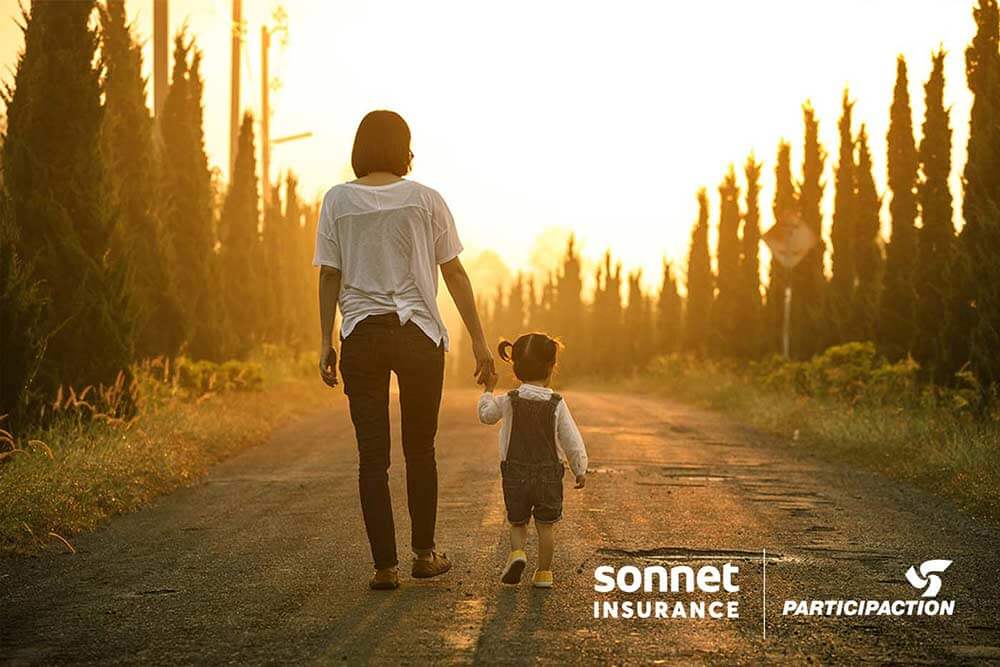 Une mère et ses enfants marchant