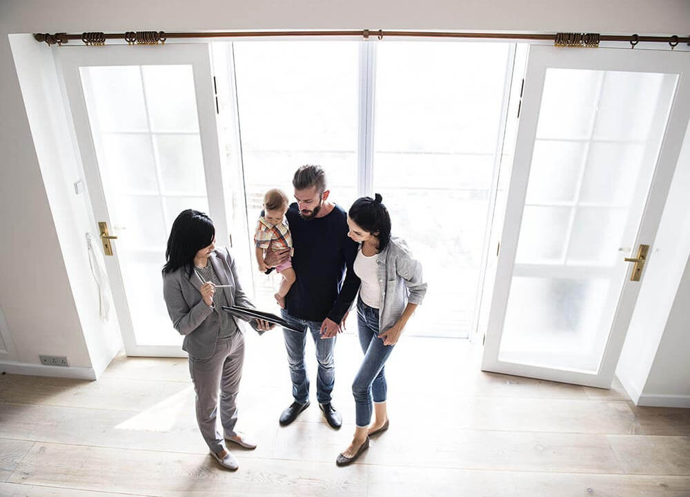 Famille visitant une nouvelle maison