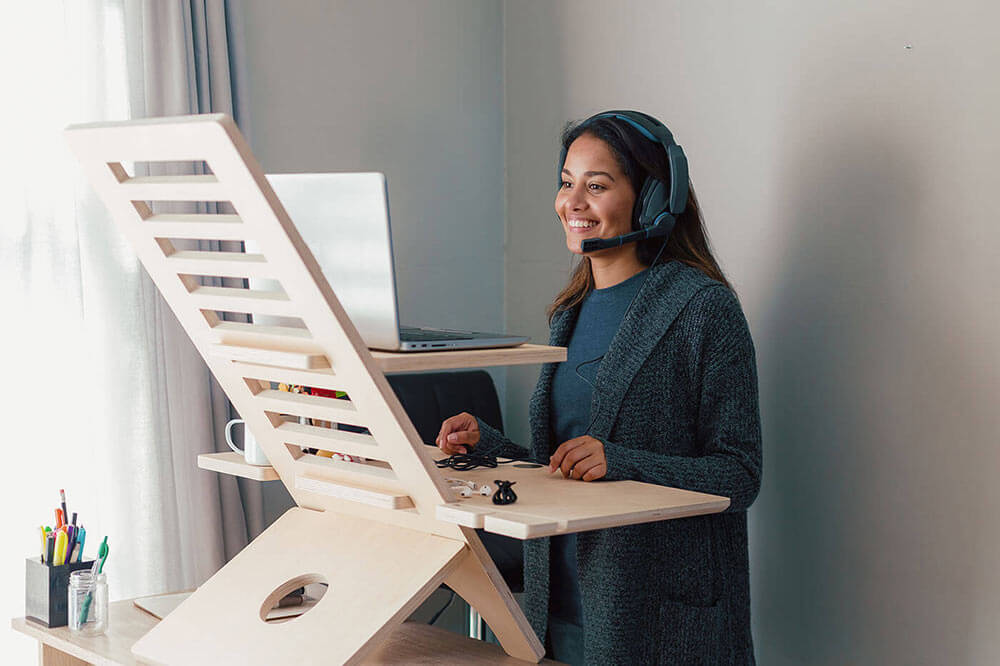 Femme travaillant dans un bureau ergonomique