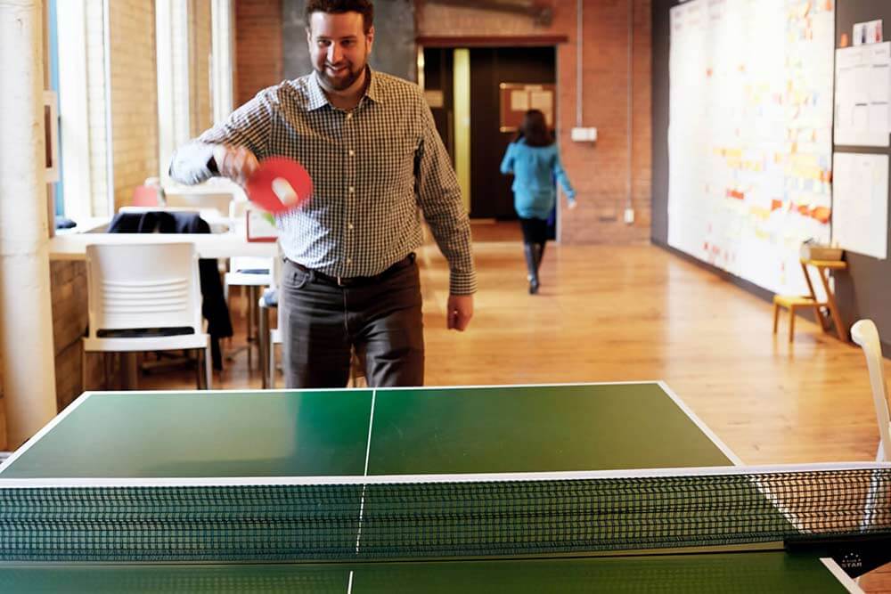 Homme qui joue au tennis de table