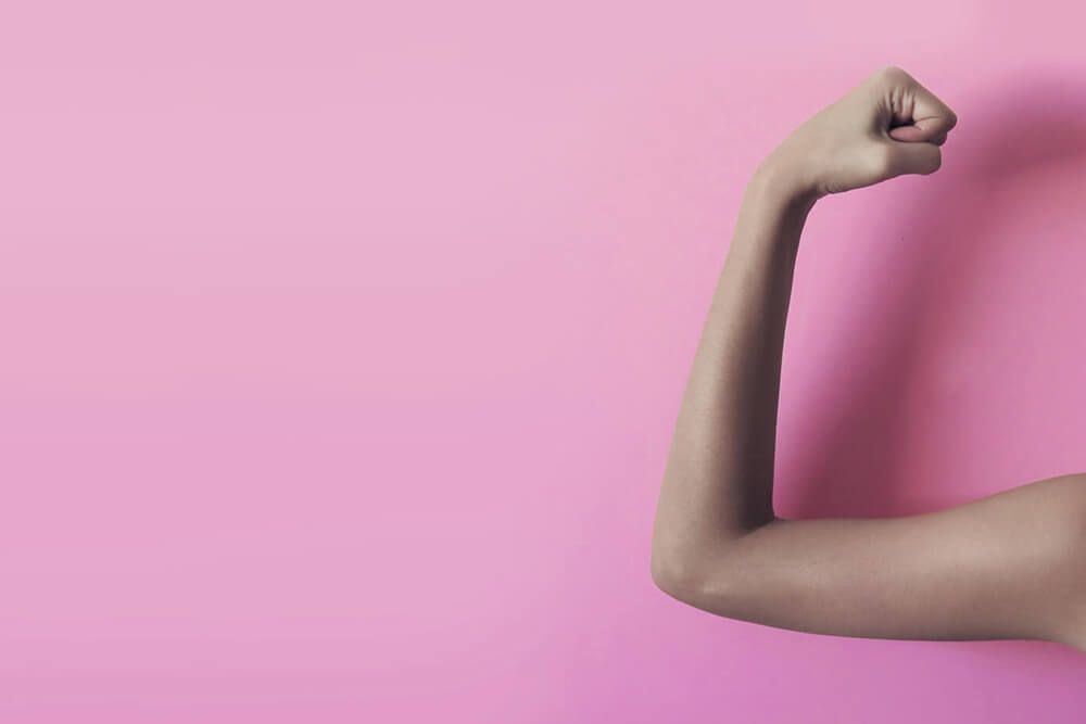 Jeune femme qui appuie le cancer du sein