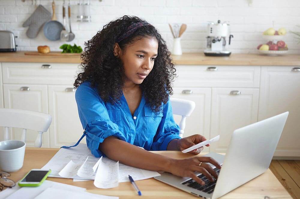Femme calculant un budget