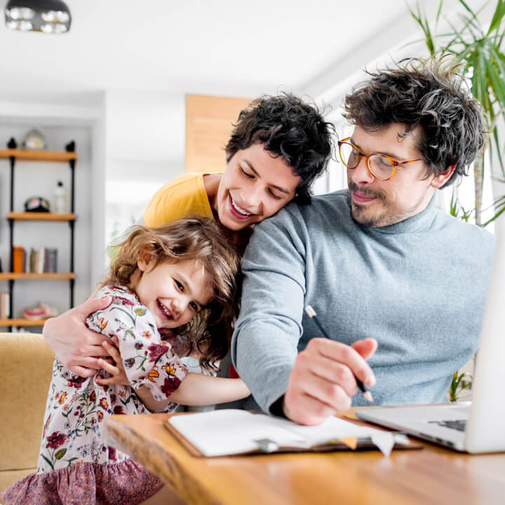 Famille qui magasine de l’assurance habitation