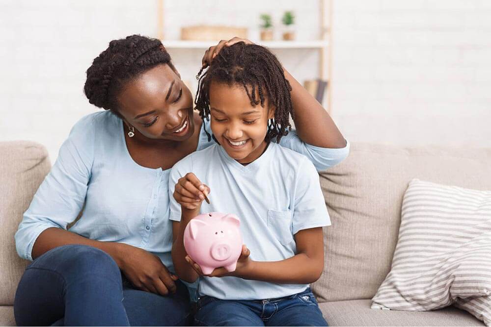 Enfant qui apprend sur l’argent de poche